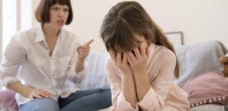 Insultare i figli integra il reato di maltrattamenti